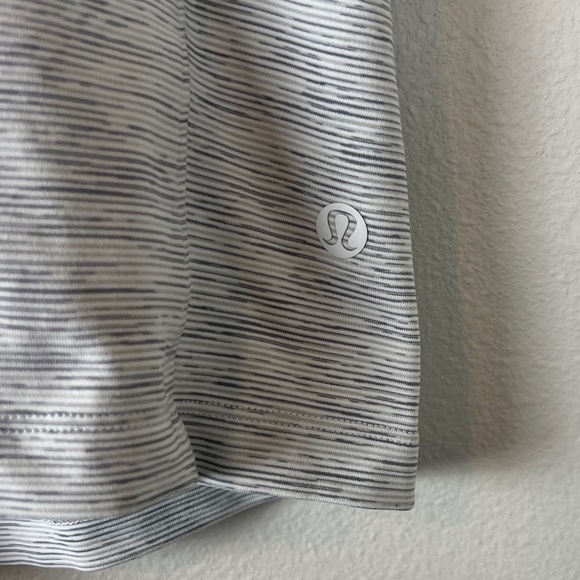 Lululemon On The Fly Short in Wee Are From Space Nimbus Battleship - Picture 4 of 5